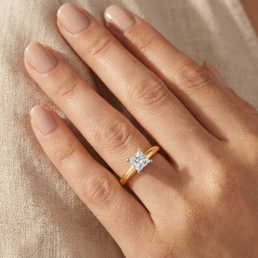 SOL-075P-0LD Princess solitaire engagement ring hand-model