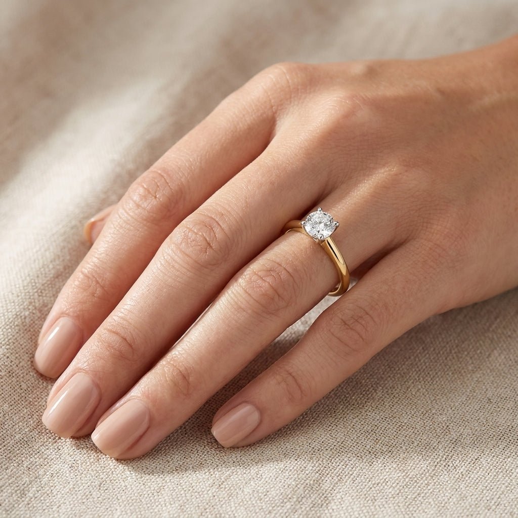 SOL-075R-0LD Round solitaire engagement ring hand-model