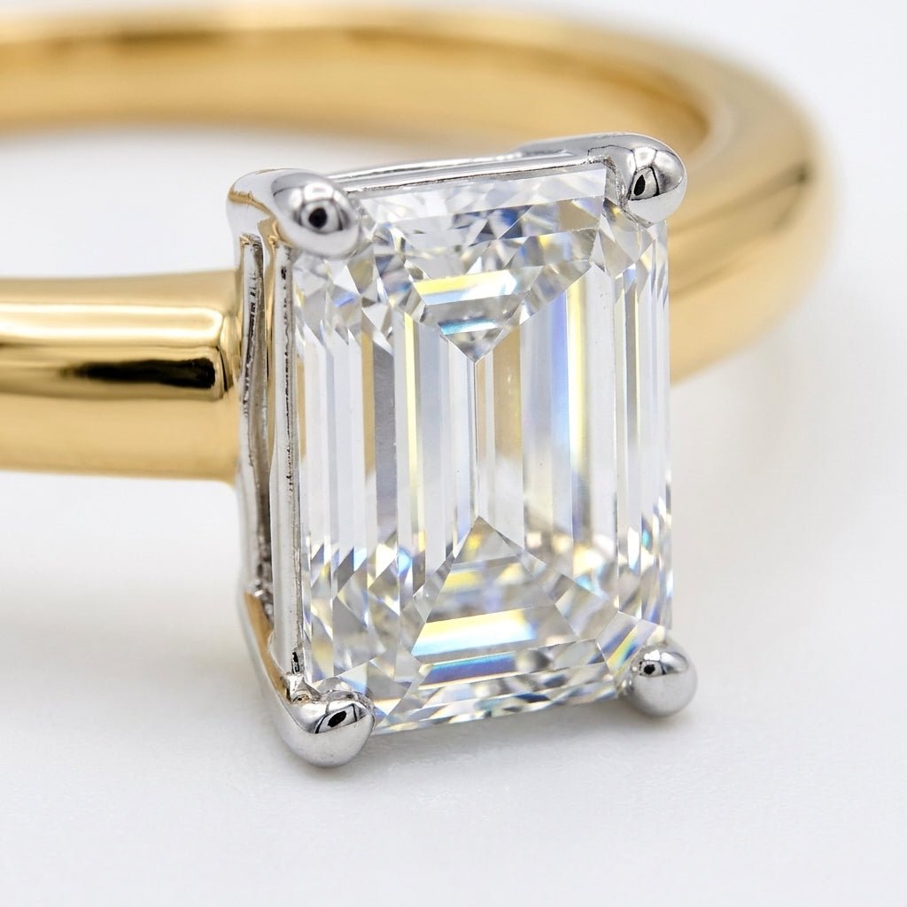 SOL-100EM-0LD Emerald solitaire engagement ring macro-sparkle