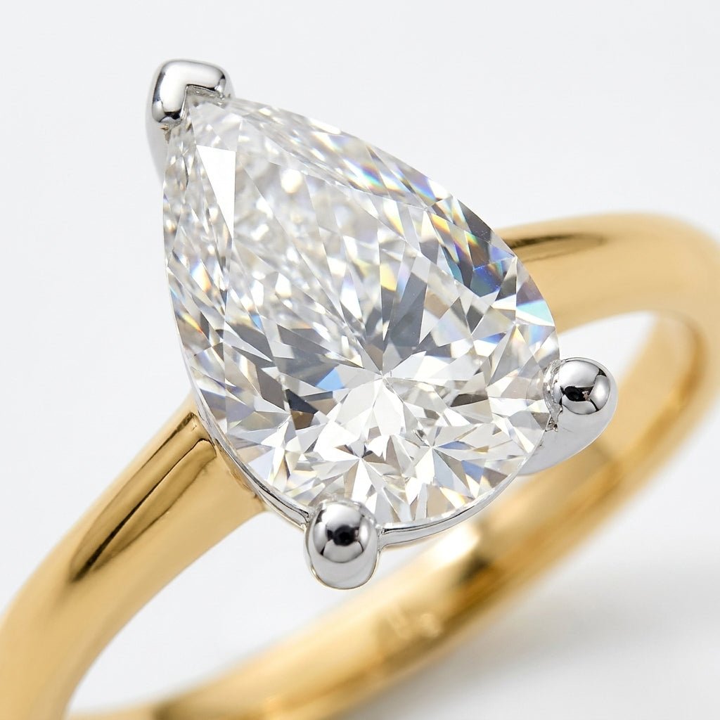 SOL-250PE-0LD Pear solitaire engagement ring macro-sparkle