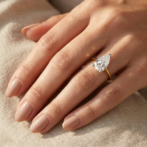 SOL-250PE-0LD Pear solitaire engagement ring hand-model