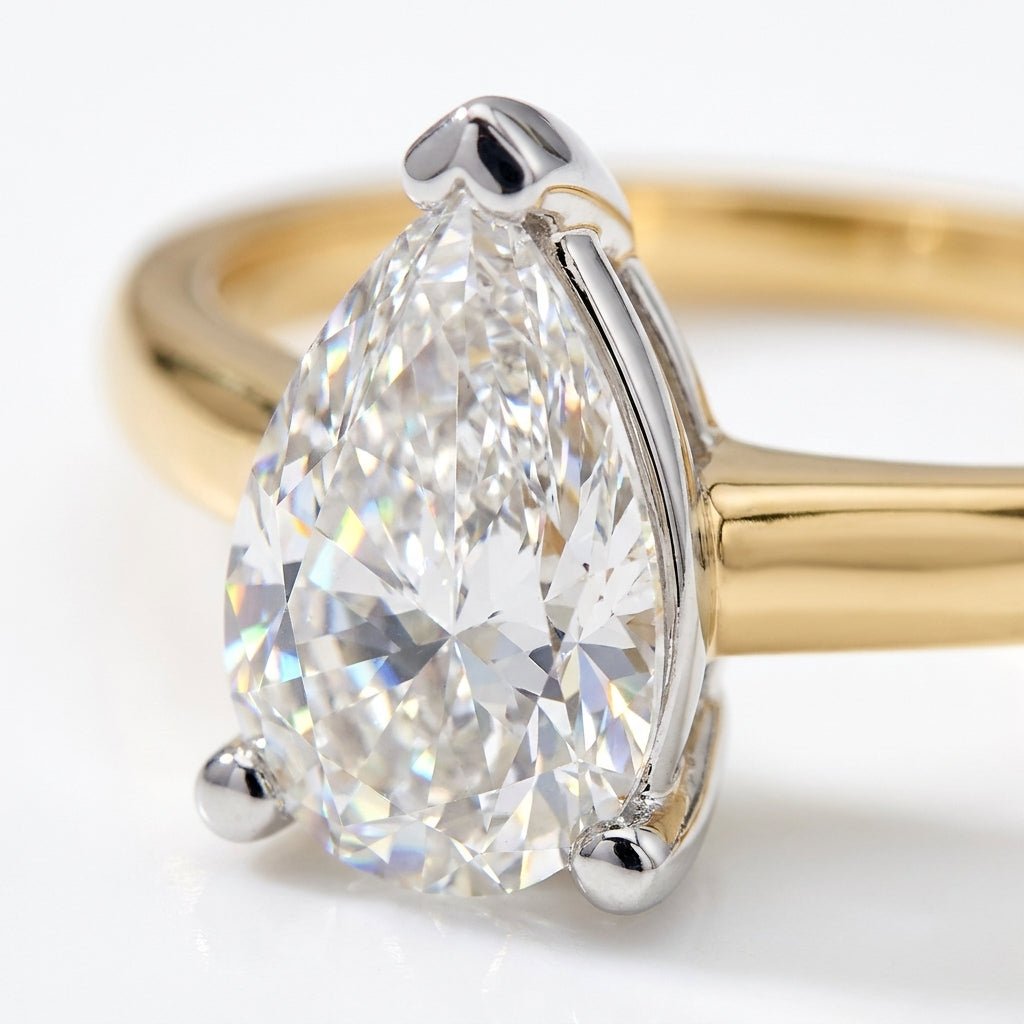 SOL-200PE-0LD Pear solitaire engagement ring macro-sparkle