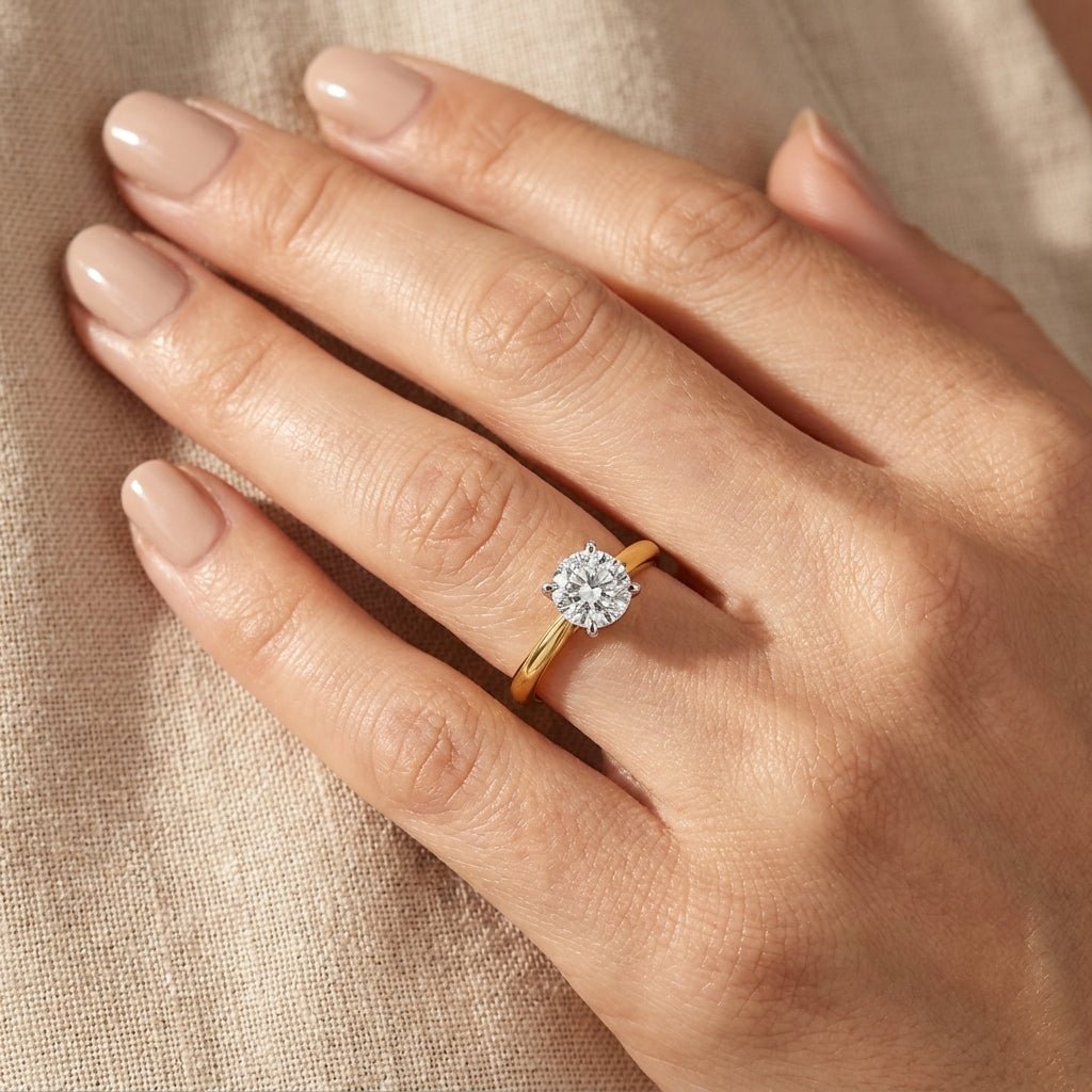 SOL-100R-0LD Round solitaire engagement ring hand-model