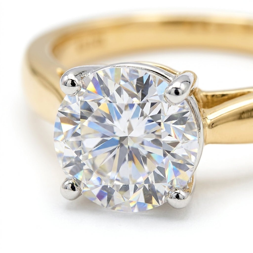 RM4229-100-0WLD Round solitaire engagement ring macro-sparkle