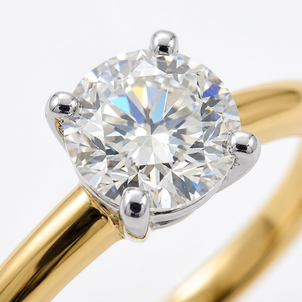 SOL-050R-0LD Round solitaire engagement ring macro-sparkle