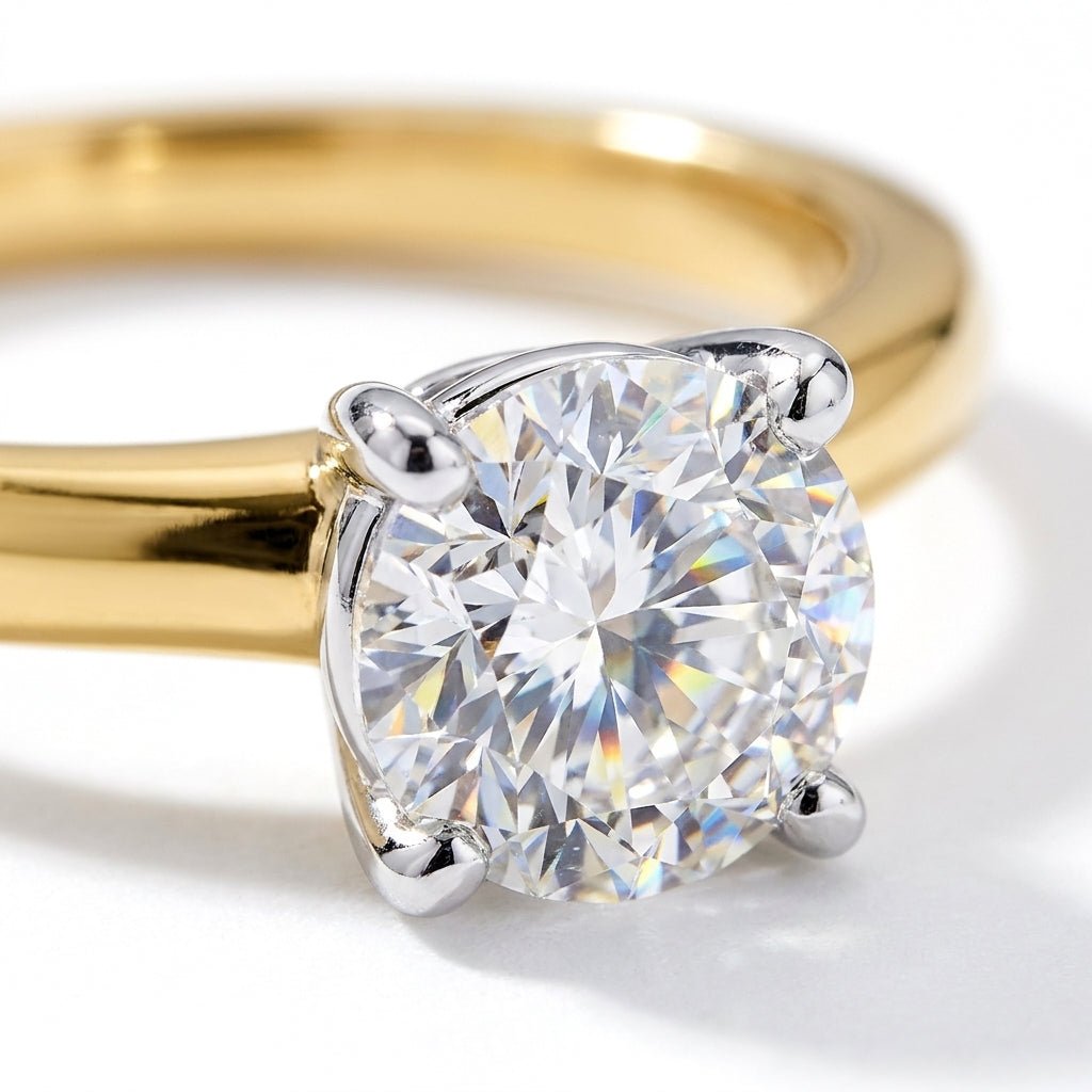 SOL-100R-0LD Round solitaire engagement ring macro-sparkle