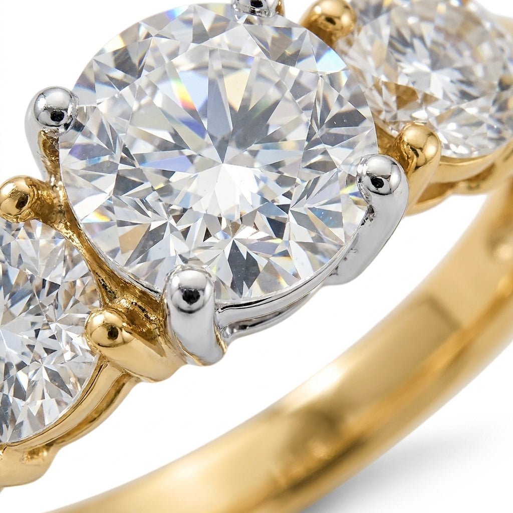 RM4229-100-0LD Round solitaire engagement ring macro-sparkle