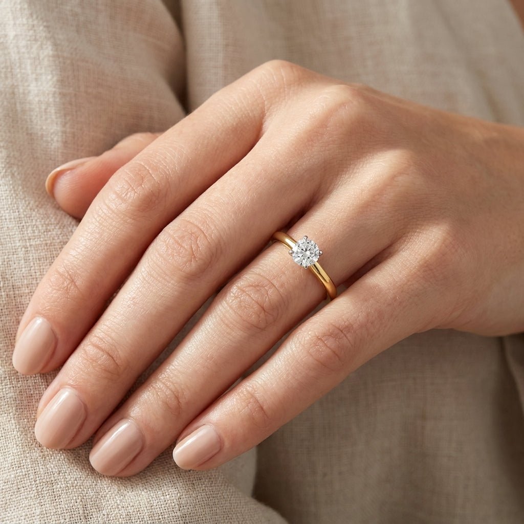 SOL-050R-0LD Round solitaire engagement ring hand-model