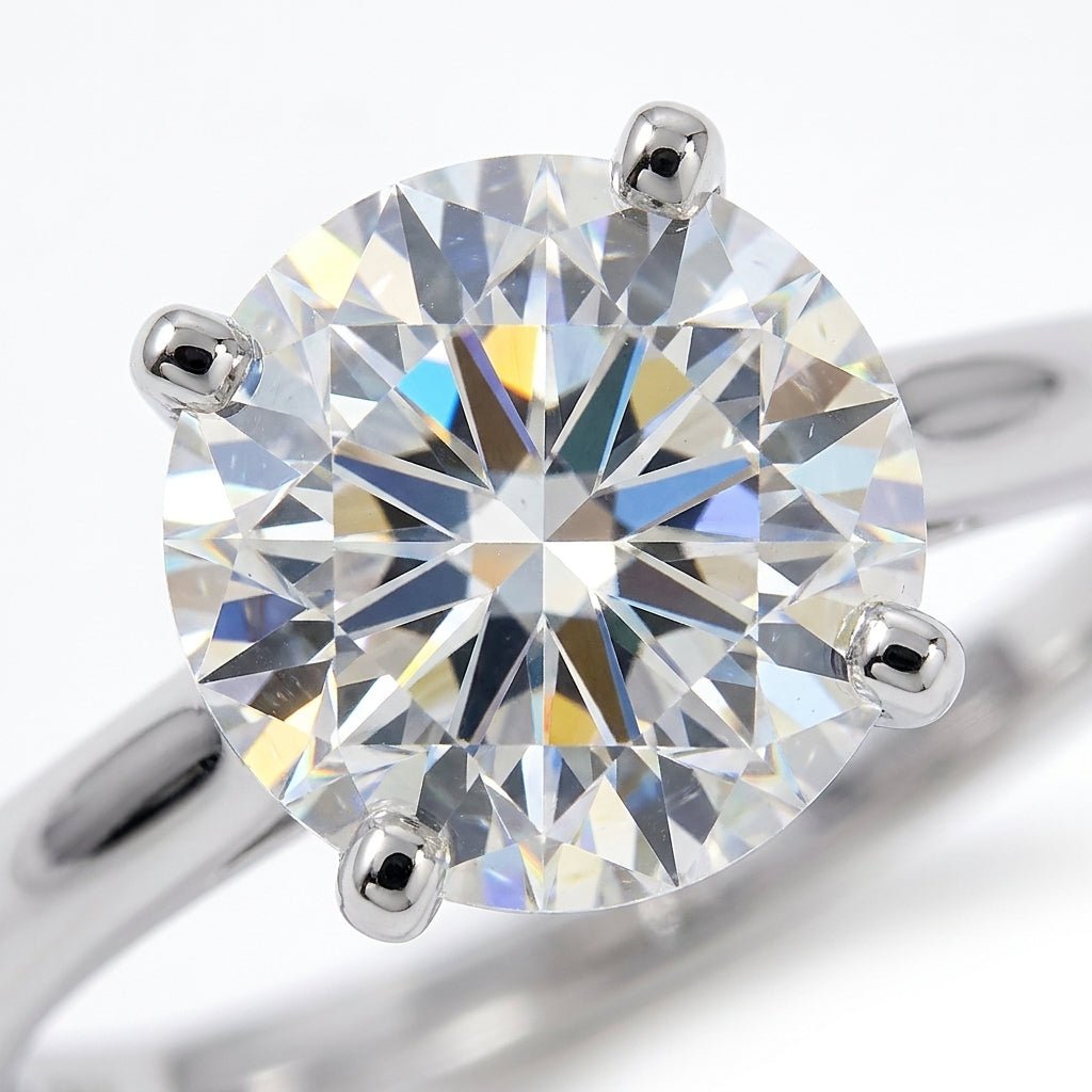 SOL-250R-0WLD Round solitaire engagement ring macro-sparkle