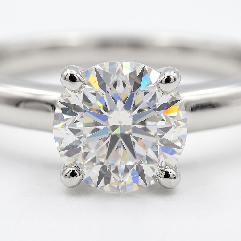 SOL-075R-0WLD Round solitaire engagement ring macro-sparkle
