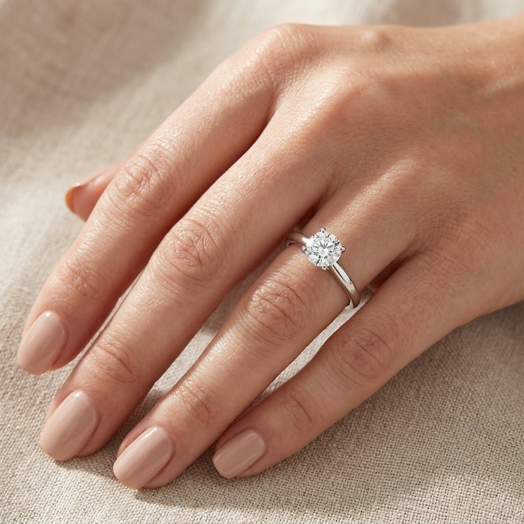 SOL-075R-0WLD Round solitaire engagement ring hand-model