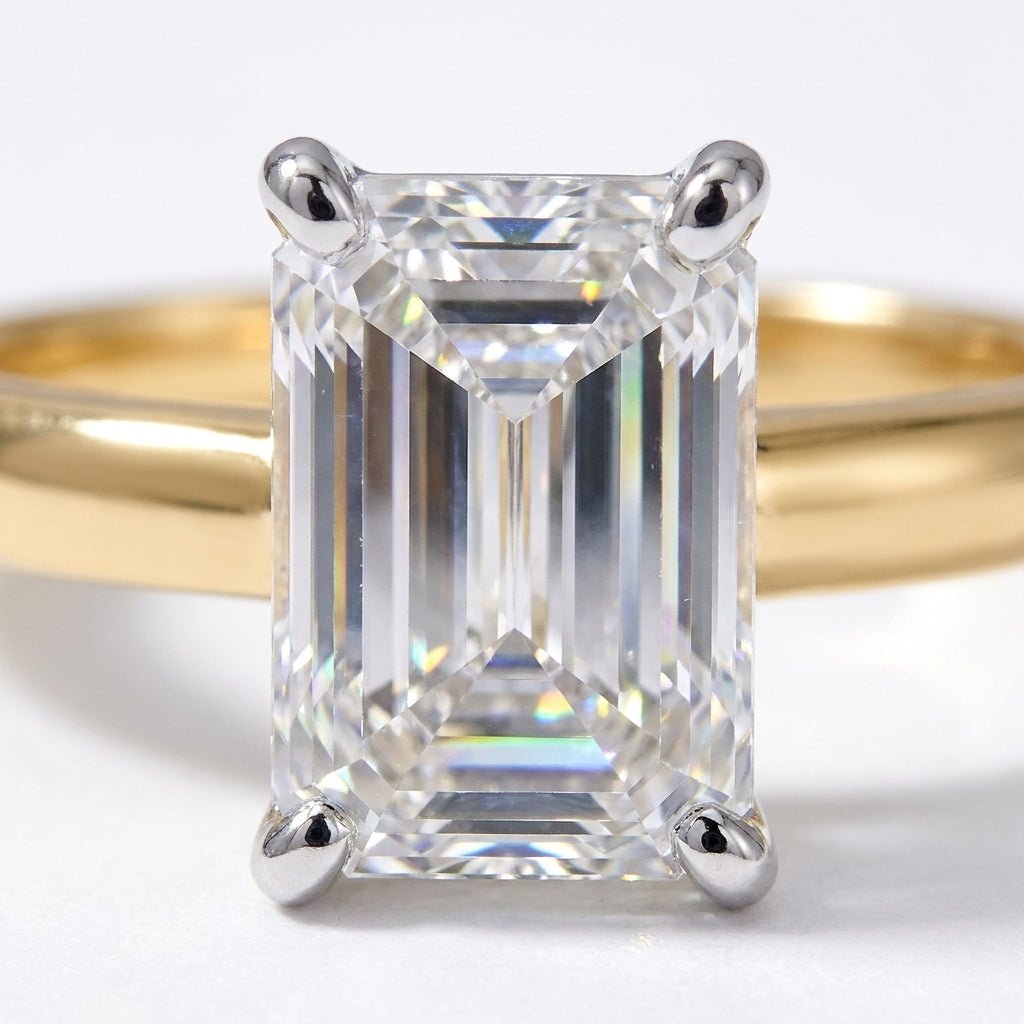 SOL-150EM-0LD Emerald solitaire engagement ring macro-sparkle