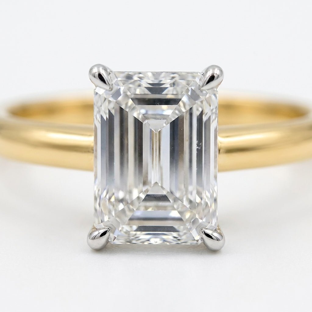 SOL-200EM-0LD Emerald solitaire engagement ring macro-sparkle