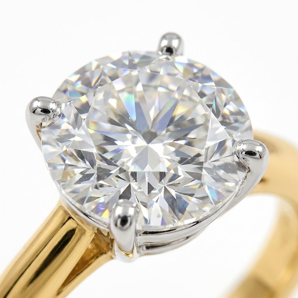 SOL-200R-0LD Round solitaire engagement ring macro-sparkle