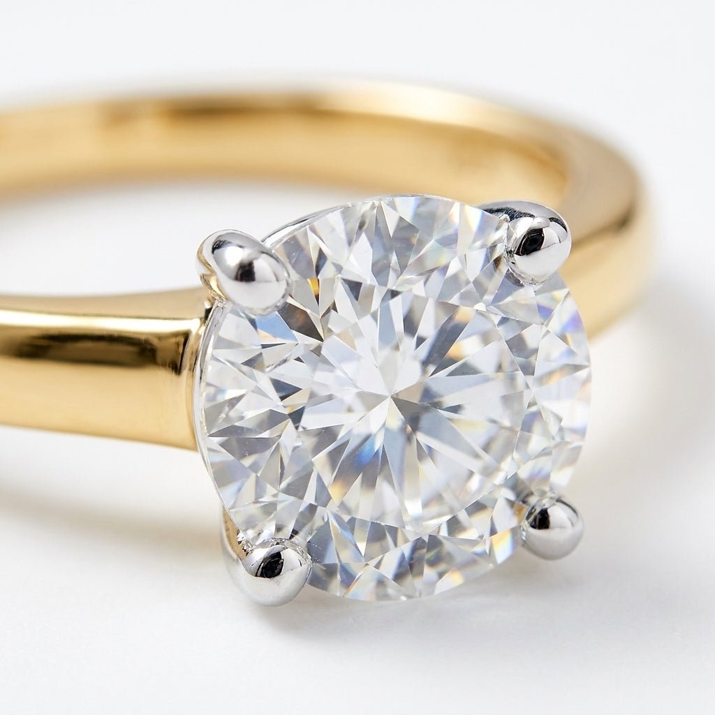 SOL-250R-0LD Round solitaire engagement ring macro-sparkle