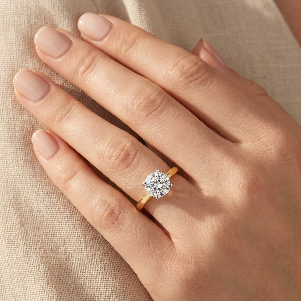 SOL-250R-0LD Round solitaire engagement ring hand-model