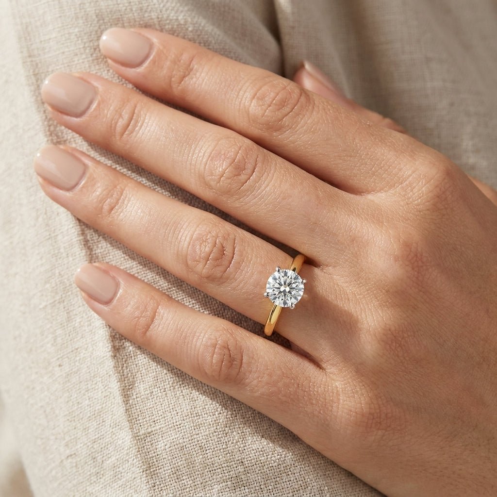 SOL-300R-0LD Round solitaire engagement ring hand-model