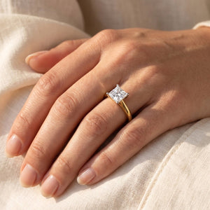 INGRID princess lab-grown diamond ring in 14K two-tone gold, worn on the hand, approx. 1 ct center