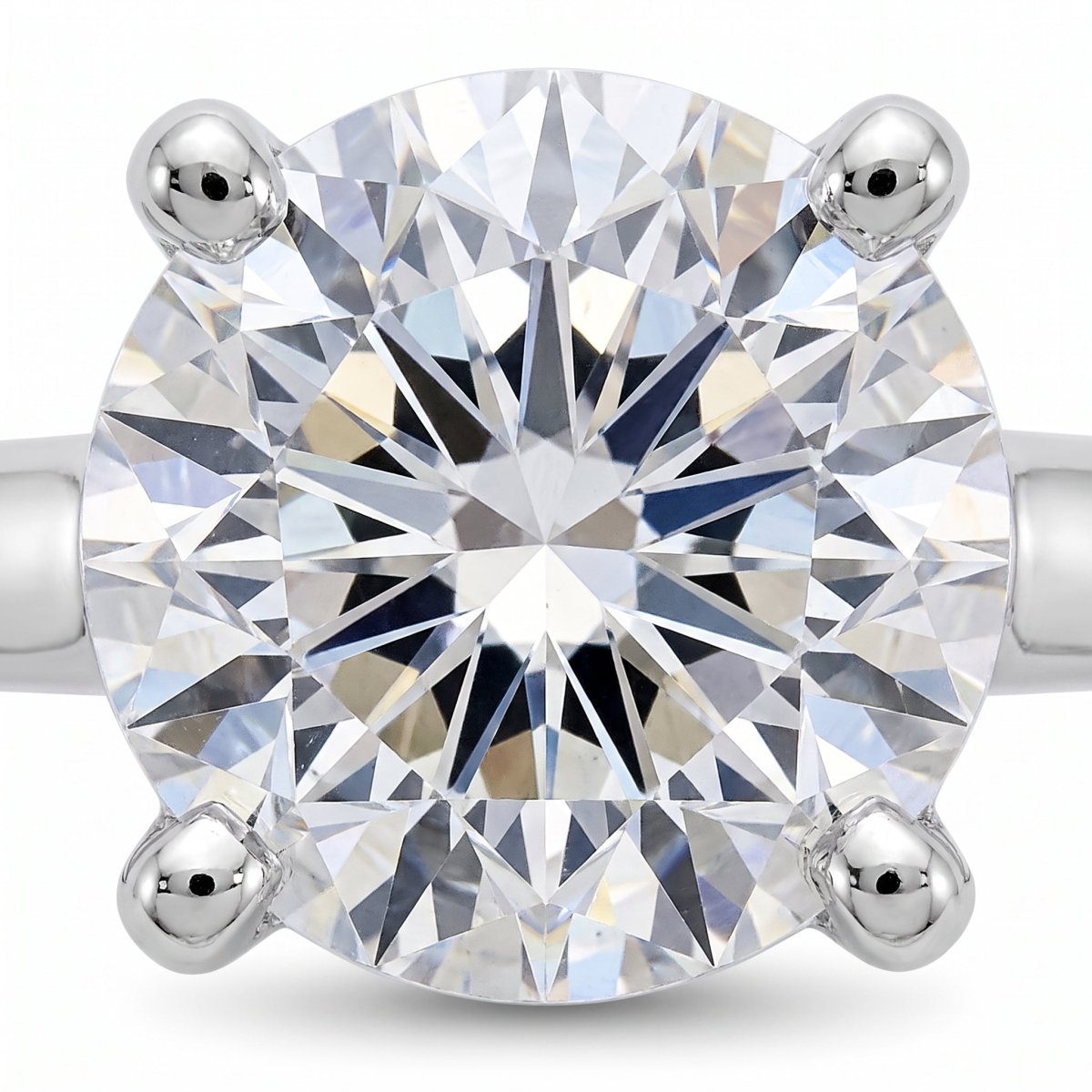Round lab-grown diamond solitaire engagement ring, in 925 Sterling Silver, face-on detail