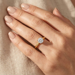 SOL-100R-0LD Round solitaire engagement ring hand-model