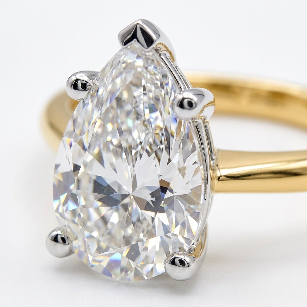 RM12607C-LD Pear 8-prong solitaire engagement ring macro-sparkle