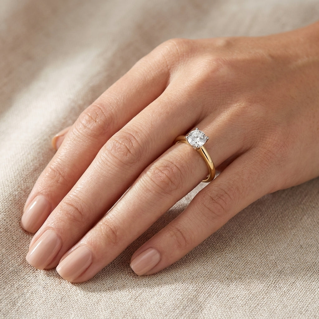 SOL-075R-0LD Round solitaire engagement ring hand-model
