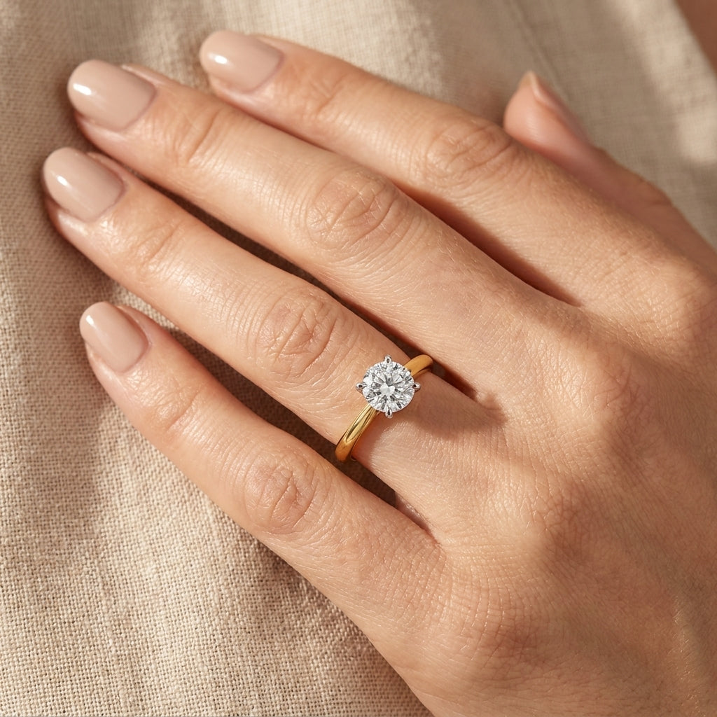 SOL-100R-0LD Round solitaire engagement ring hand-model