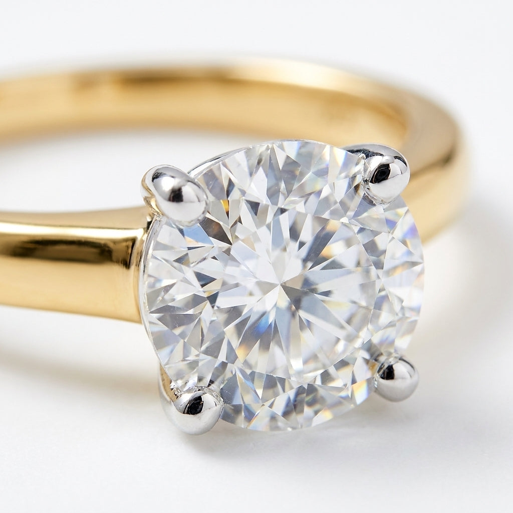 SOL-250R-0LD Round solitaire engagement ring macro-sparkle