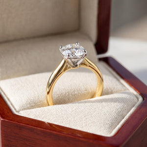LOTTIE round lab-grown diamond ring in 10K two-tone gold, in cherry-wood box, approx. 1 ct center