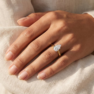 DAPHNE pear lab-grown diamond ring in 10K two-tone gold, worn on the hand, approx. 1 ct center