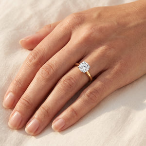 MARGOT round lab-grown diamond ring in 14K two-tone gold, worn on the hand, approx. 1 ct center